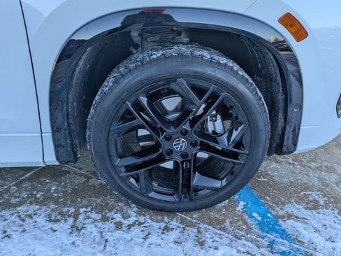 Used 2025 Volkswagen Tiguan SE R-Line image 31