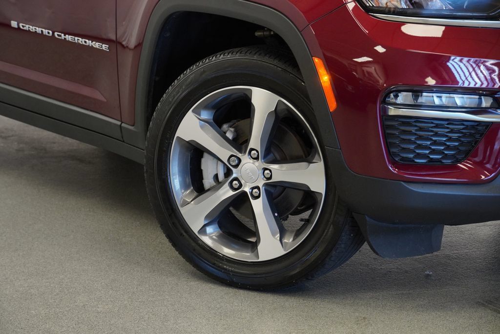 Certified 2025 Jeep Grand Cherokee Limited AWD/4WD image 8