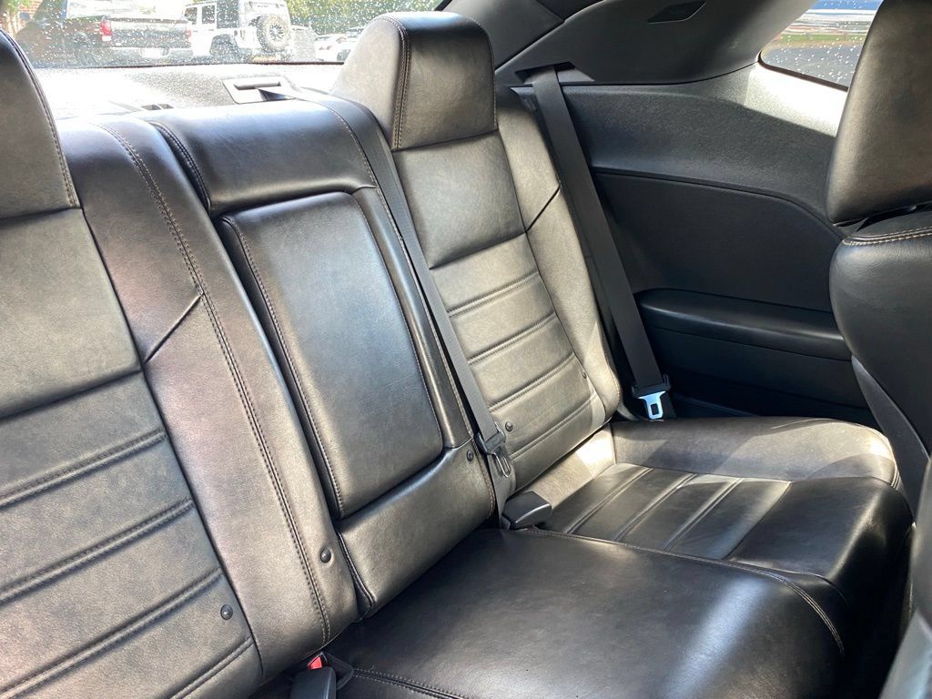 Used 2014 Dodge Challenger R/T RWD image 10