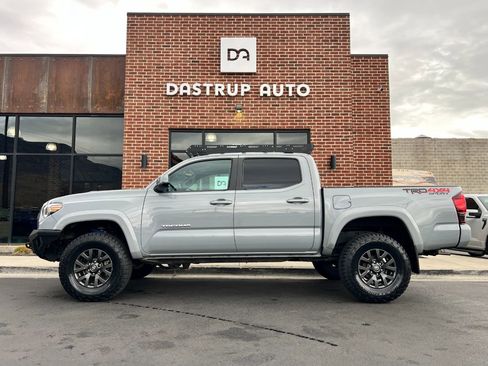 Used 2019 Toyota Tacoma TRD Sport image 3