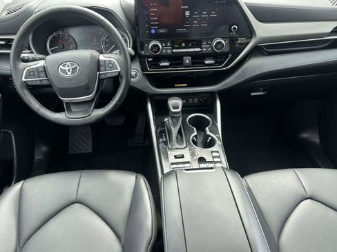 Used 2023 Toyota Highlander XLE AWD/4WD image 14