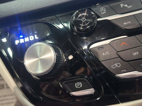 Used 2024 Chrysler Pacifica Touring-L image 24