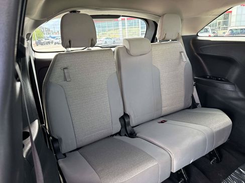 Used 2025 Toyota Sienna LE FWD image 18