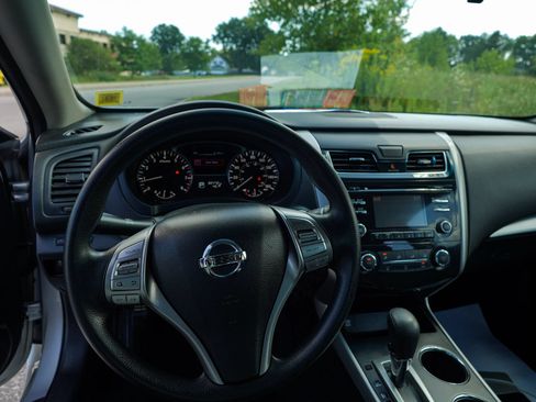 Used 2015 Nissan Altima 2.5 S w/ Power Driver Seat Package FWD image 10
