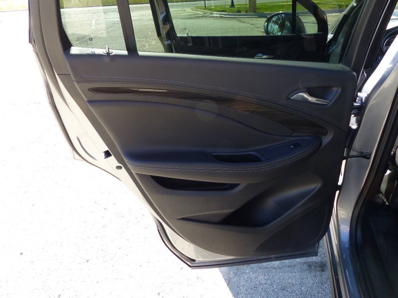 Used 2020 Buick Envision Essence AWD/4WD image 37
