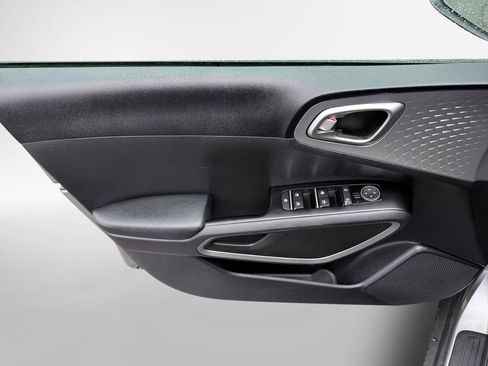 Used 2023 Kia Soul LX image 16