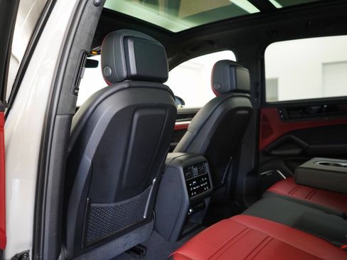 Used 2025 Porsche Cayenne GTS AWD/4WD image 69