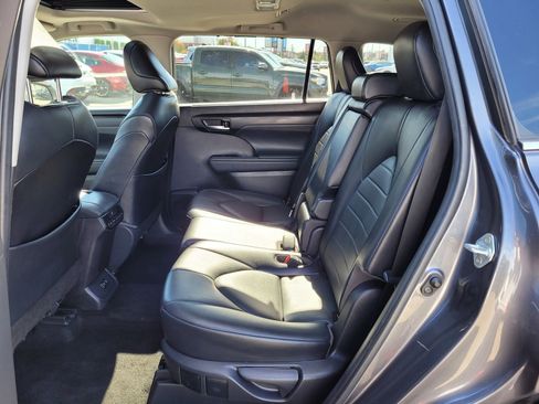 Used 2021 Toyota Highlander XLE image 14
