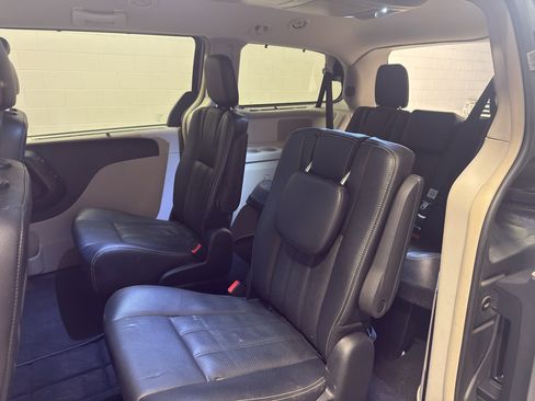 Used 2015 Chrysler Town & Country Touring-L w/ Driver Convenience Group image 25