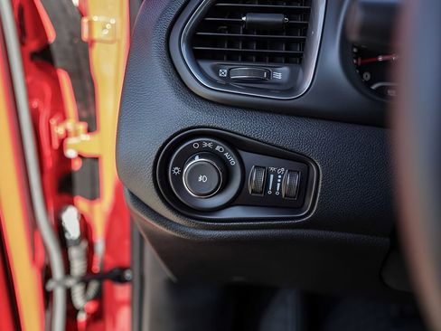 Used 2022 Jeep Renegade Latitude AWD/4WD image 17
