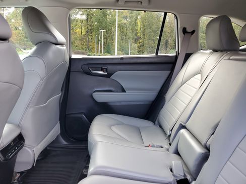 Certified 2023 Toyota Highlander XLE image 12