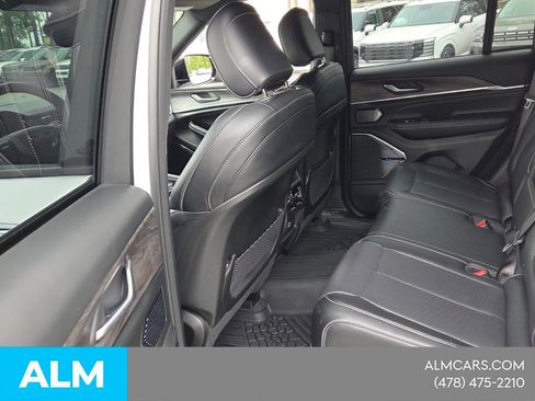 Used 2023 Jeep Grand Cherokee Overland AWD/4WD image 11