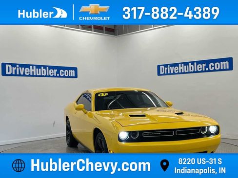 Used 2017 Dodge Challenger SXT w/ Driver Convenience Group RWD image 1