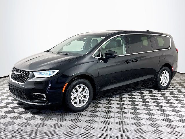 Used 2023 Chrysler Pacifica Touring FWD image 4