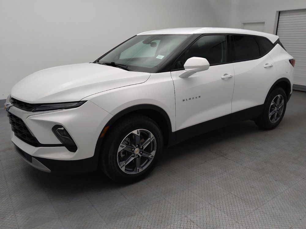 Used 2025 Chevrolet Blazer LT FWD image 2