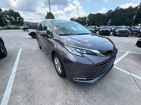 Used 2021 Toyota Sienna Limited FWD image 7