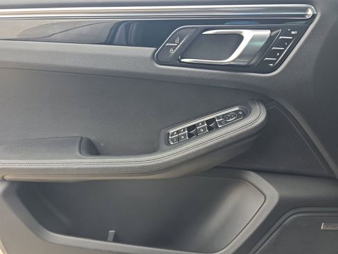 Certified 2025 Porsche Macan AWD/4WD image 18