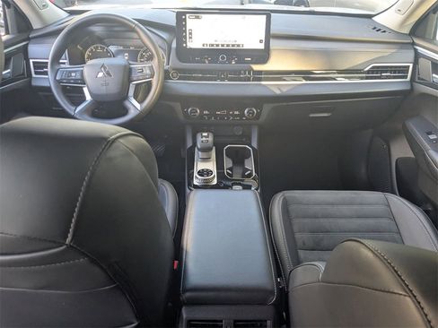 Used 2025 Mitsubishi Outlander SE image 29