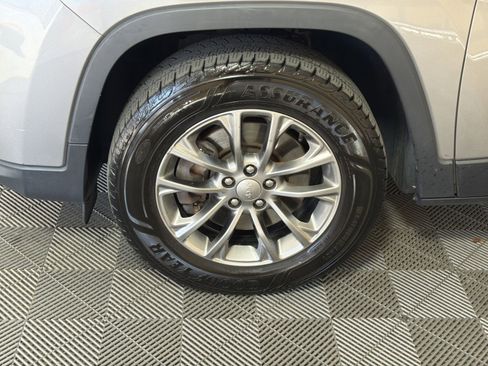 Used 2020 Jeep Cherokee Latitude Plus w/ Comfort/Convenience Group image 12