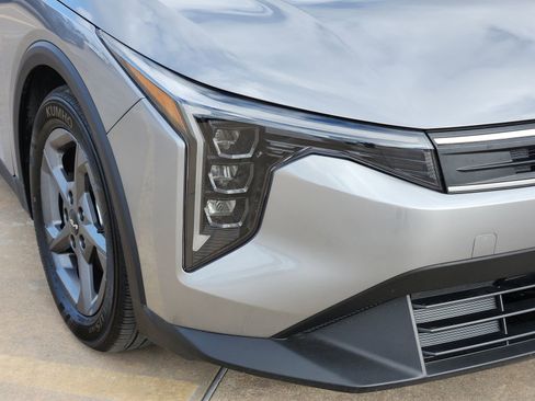 Used 2025 Kia K4 LXS image 10