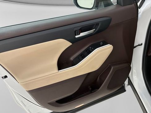 Used 2022 Toyota Highlander XLE image 13