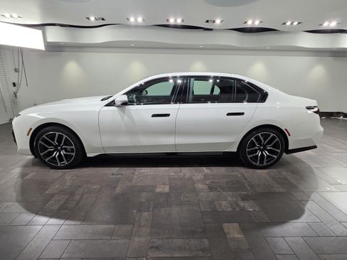 Used 2025 BMW 740i xDrive AWD/4WD image 3
