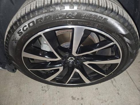 Certified 2024 Volvo XC90 B6 Plus image 22