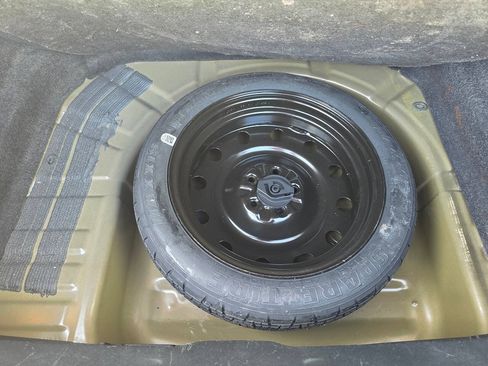 Used 2013 Ford Taurus SE FWD image 24