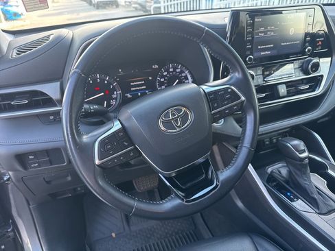 Used 2021 Toyota Highlander XLE image 17
