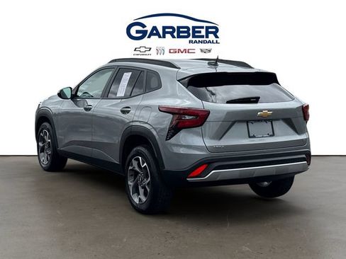 Used 2024 Chevrolet Trax LT w/ LT Convenience Package FWD image 3