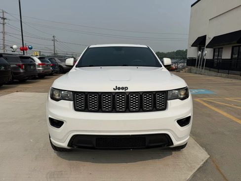 Used 2021 Jeep Grand Cherokee Laredo X AWD/4WD image 2