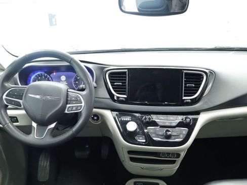 Certified 2023 Chrysler Pacifica Touring-L FWD image 23