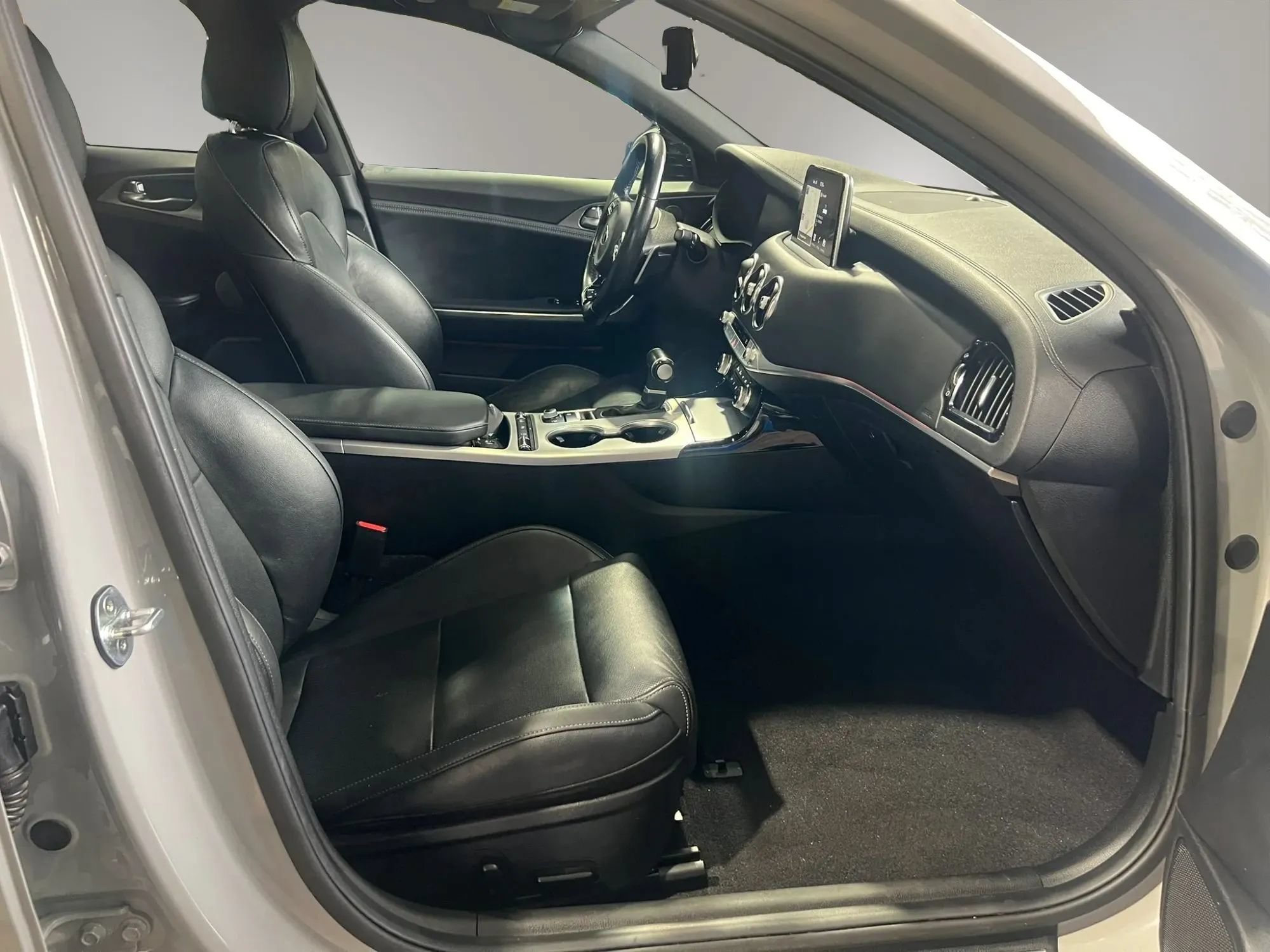 Used 2020 Kia Stinger GT1 AWD/4WD image 31