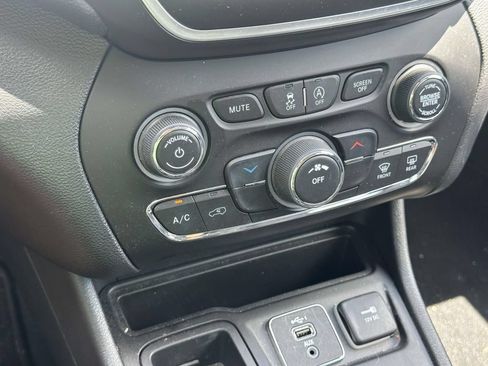Used 2020 Jeep Cherokee Latitude Plus FWD image 27