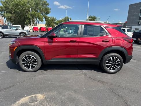 Used 2025 Chevrolet TrailBlazer LT AWD/4WD image 2