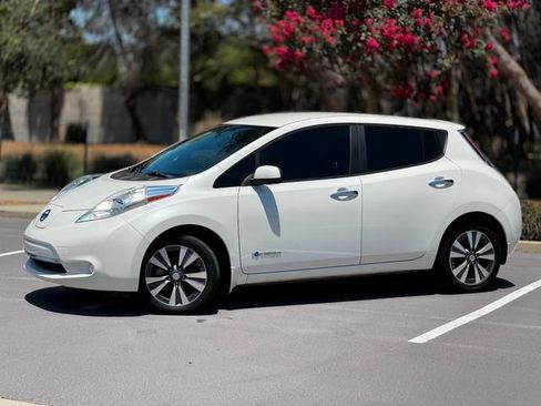 Used 2015 Nissan Leaf SV FWD image 14