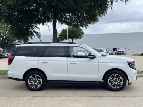 Used 2025 Ford Expedition Active AWD/4WD image 3