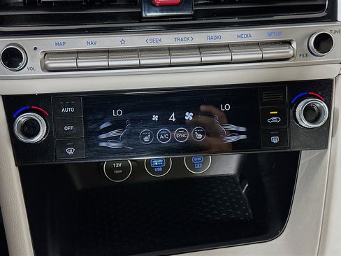 Used 2025 Genesis G70 2.5T image 24