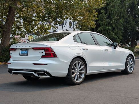 Used 2021 Volvo S60 T5 Momentum w/ Advanced Package AWD/4WD image 7