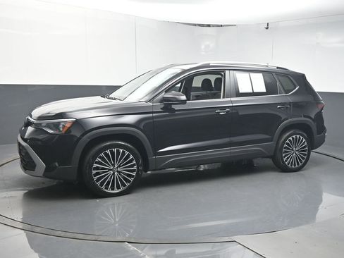 Used 2025 Volkswagen Taos SE FWD image 4