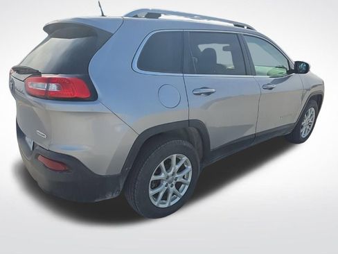 Used 2018 Jeep Cherokee Latitude w/ Cold Weather Group image 6
