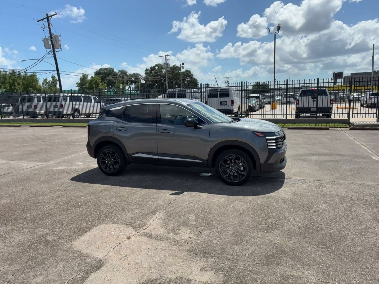 Used 2026 Nissan Kicks SR FWD image 2
