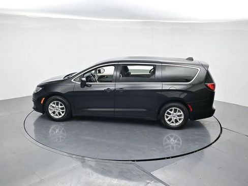 Used 2022 Chrysler Voyager LX image 44