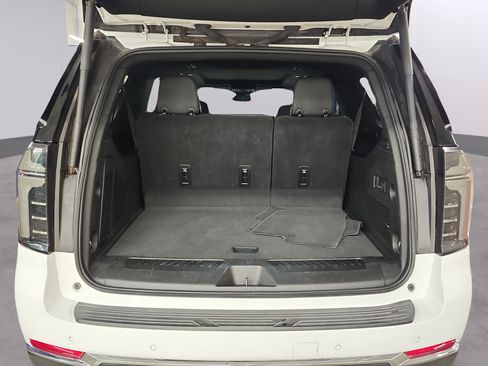 Used 2025 Chevrolet Suburban LT w/ Comfort Package AWD/4WD image 9