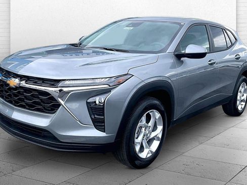 New 2026 Chevrolet Trax LS w/ LS Convenience Package FWD image 2