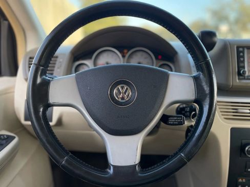 Used 2010 Volkswagen Routan SEL FWD image 17