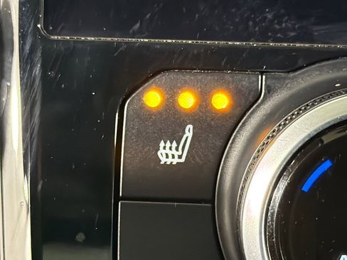 Used 2023 Toyota Highlander XLE image 32