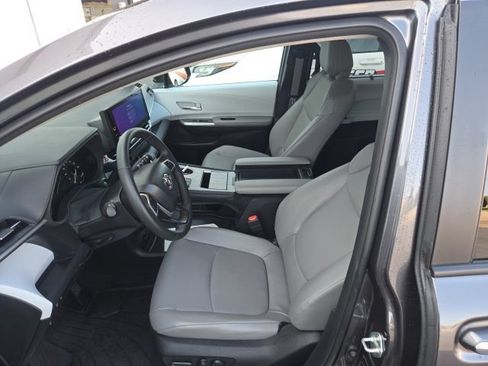 Used 2025 Toyota Sienna XLE w/ XLE Plus Package AWD/4WD image 11