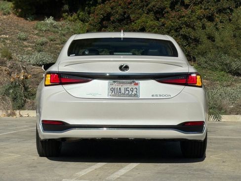 Certified 2025 Lexus ES 300h w/ Premium Package image 11