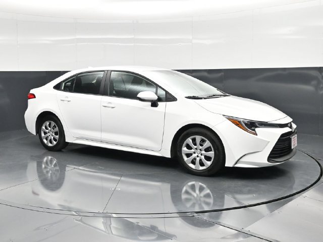 Used 2025 Toyota Corolla LE FWD image 4